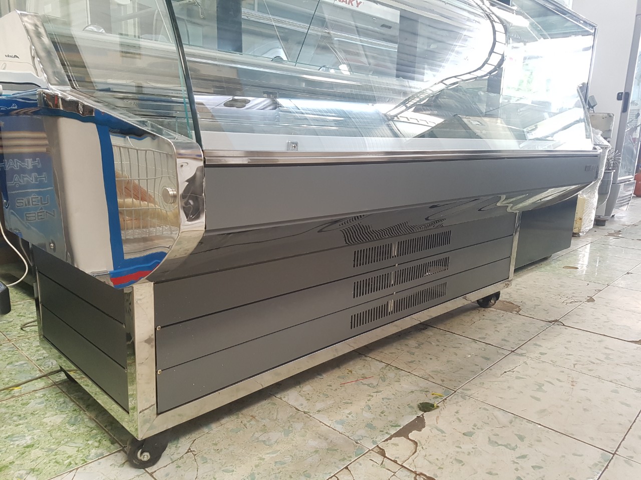 tủ mát trưng bày thịt tươi sống
