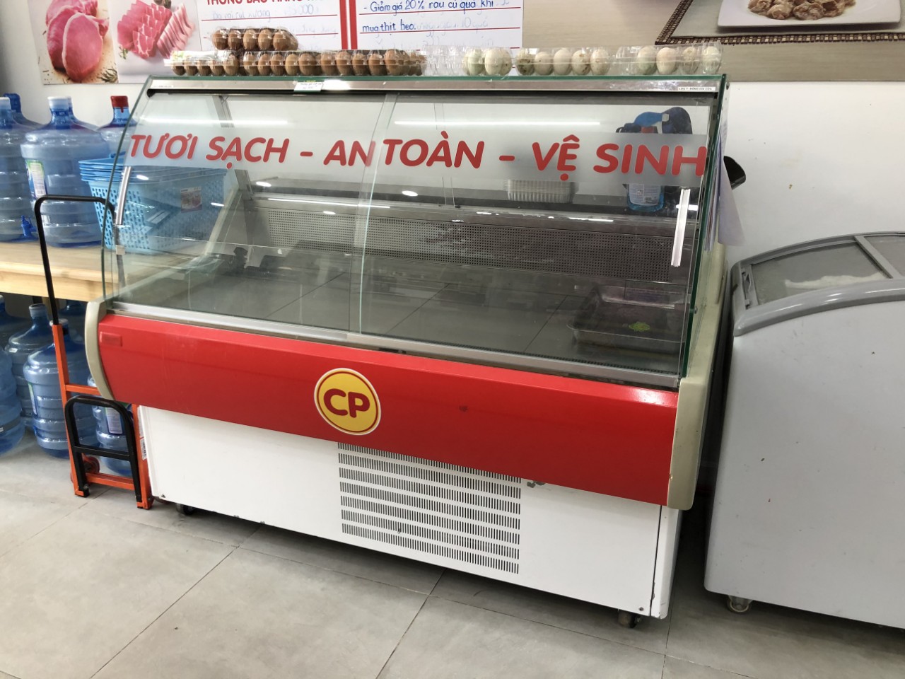 tủ m&aacute;t trưng b&agrave;y thịt heo cp vissan meat deli