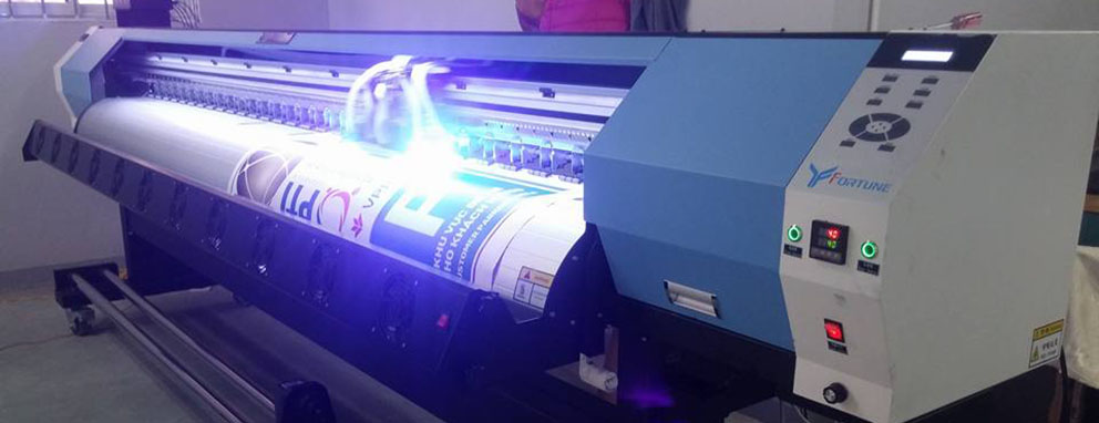 M&aacute;y in UV l&ecirc;n k&iacute;nh v&agrave; decal