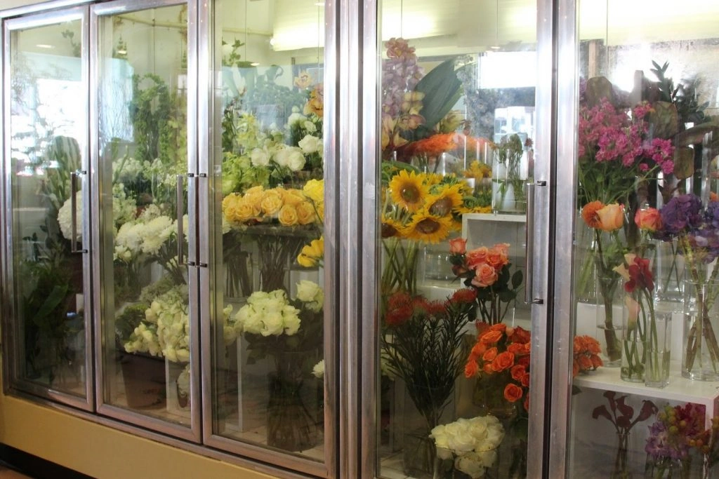 Kho lạnh có kính trưng bày hoa và trái cây