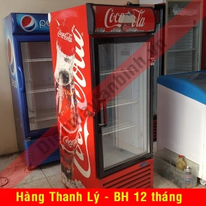 Tủ mát cũ trưng bày nước ngọt Coca Cola